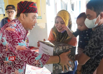 PEDULI: Pj Bupati Jepara, Edy Supriyanta, memberikan bantuan logistik kepada warga Desa Desa Purwogondo dan Desa Manyargading Kecamatan Kalinyamatan, Kabupaten Jepara pada Rabu, 15 Februari 2023. (Istimewa/Lingkarjateng.id)