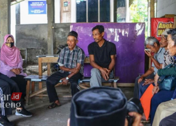 DIALOG: Pj Walikota Salatiga, Sinoeng N Rachmadi, berbincang dengan warga saat tilik kampung di Kelurahan Bugel, Kecamatan Sidorejo, Kota Salatiga pada Sabtu, 25 Februari 2023. (Istimewa/Lingkarjateng.id)