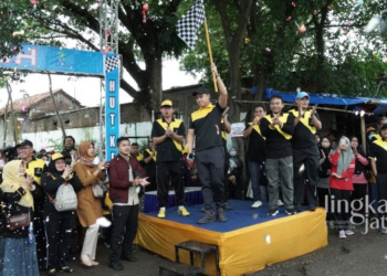 MERIAH: Bupati Kendal, Dico M Ganinduto saat melepas peserta jalan sehat dalam rangka HUT ke-37 PDAM Tirto Panguripan pada Minggu, 26 Februari 2023. (Arvian Maulana/Lingkarjateng.id)