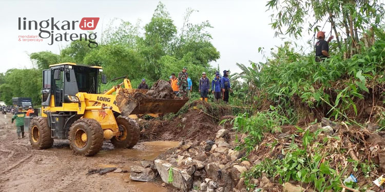 GOTONG ROYONG: Perbaikan tanggul Sungai Piji di Desa Golantepus, Kecamatan Mejobo, Kabupaten Kudus, pada Kamis, 16 Februari 2023. (Ihza Fajar/Lingkarjateng.id)
