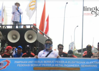 DEMONSTRASI: Sejumlah pegawai PLN tergabung dalam FSPMI melakukan aksi demontrasi di depan Kantor PLN Semarang pada Selasa, 14 Februari 2023. (Adimungkas/Lingkarjateng.id)