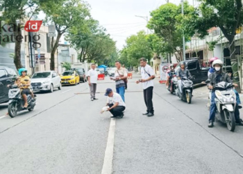 PENGUKURAN LAPAK: Petugas Dinas Perdagangan Kabupaten Kudus saat melakukan pengukuran untuk lapak pedagang tradisi Dandangan di Jalan Sunan Kudus belum lama ini. (Nisa Hafizhotus S/Lingkarjateng.id)