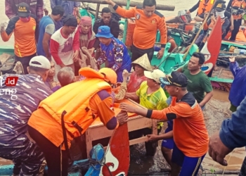 EVAKUASI: Tim Polsek Tayu mengevakuasi warga Desa Keboromo, Kecamatan Tayu, Kabupaten Pati yang ditemukan tewas terlilit jaring di Sungai Silugonggo turut Desa Sambiroto, Kecamatan Tayu, Pati pada Minggu, 26 Februari 2023. (Istimewa/Lingkarjateng.id)