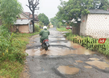 RUSAK PARAH: Jalan penghubung Desa Asempapan-Jetak banyak berlubang sehingga membahayakan pengguna jalan. (Miftahus Salam/Lingkarjateng.id)