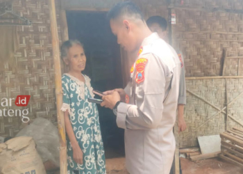 OLAH TKP: Petugas Polsek Trangkil mendatangi rumah korban hipnotis di Dukuh Mojosemi, Desa Mojoagung, Kecamatan Trangkil, Kabupaten Pati pada pada Senin, 20 Februari 2023. (Istimewa/Lingkarjateng.id)