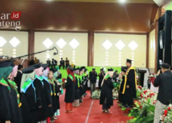 KHIDMAT: Prosesi wisuda 975 mahasiswa IAIN Kudus di GOR IAIN Kudus pada Sabtu, 25 Februari 2023. (Dok. Intagram iain_kudus/Lingkarjateng.id)