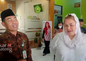 MONITORING:Wali Kota Semarang, Hevearita G Rahayu, didampingi Kepala Kementerian Agama Kota Semarang, Mukhlis Abdillah, memberikan keterangan terkait pemberangkatan calon jemaah haji. (Adimungkas/Lingkarjateng.id)