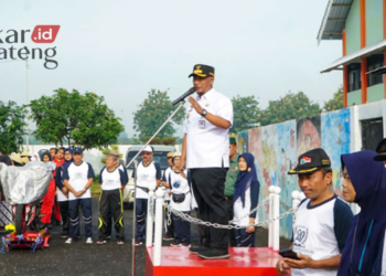 MENGARAHKAN: Pj Bupati Pati, Henggar Budi Anggoro saat menghadiri acara Dies Natalis 20 tahun SMK Kesuma Margoyoso, Kabupaten Pati pada Rabu, 1 Maret 2023. (Dok. Humas Pemkab Pati/Lingkarjateng.id)