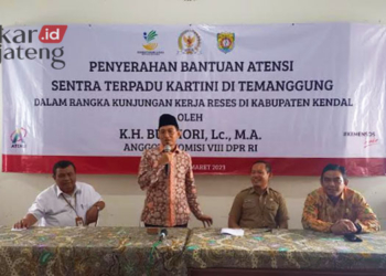 BERI ARAHAN: Anggota Komisi VIII DPR RI KH Buchori menyampaikan sambutan pada acara Penyerahan Bantuan Asistensi Rehabilitasi Sosial (Atensi) di Kabupaten Kendal. (Arvian Maulana/Lingkarjateng.id)