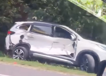 RINGSEK: Salah satu mobil yang terlibat kecelakaan beruntun di Tol Jatingaleh-Krapyak Semarang pada Kamis, 16 Maret 2023. (Facebook Rakha Adri/Lingkarjateng.id)