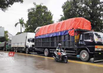 Akibat 2 Proyek Jalan Bersamaan, Jalur Pantura Pati-Rembang Sempat Macet Panjang 31 MACET TERPANJANG: Kondisi kemacetan di Kabupaten Rembang tepatnya di depan pom bensin Tireman, Rembang yang masih mengular, Kamis, 2 Maret 2023. (R Teguh Wibowo/Lingkarjateng.id)