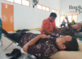 HARMONIS: Didampingi istri tercinta, Irma Indrasari, Camat Dukuhseti Agus Sunarko, S.STP, MSi. melakukan donor darah di Aula BPL-LKMD Kecamatan Dukuhseti, Kabupaten Pati pada Kamis, 16 Maret 2023.