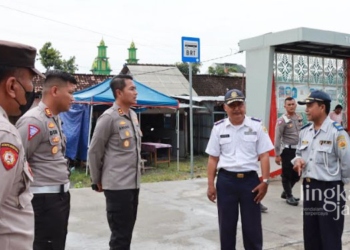MENINJAU: Polres Grobogan saat melakukan pengecekan di terminal Purwodadi jelang mudik lebaran pada Senin, 27 Maret 2023. (Muhamad Ansori/Lingkarjateng.id)