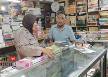 PATROLI: Petugas Polsek Tingkir, Iptu Sriyati saat patroli dan mengedukasi terkait peredaran uang palsu kepada salahs atu pedagang di Shopping Center Salatiga pada Senin, 20 maret 2023. (Official Website Humas Polri/Lingkarjateng.id)