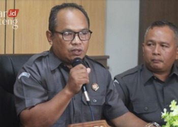 Koordinator Divisi Sumber Daya Manusia, Organisasi, Pendidikan dan Pelatihan Bawaslu Jepara, Abd. Kalim (kiri). (Tomi Budianto/Lingkarjateng.id)