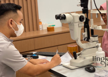 MEMERIKSA: Dokter di VIO Optical Clinic sedang memberikan konsultasi layanan terapi penglihatan. (Istimewa/Lingkarjateng.id)
