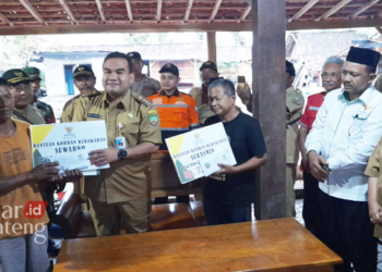 SIMBOLIS: Bupati Blora, Arief Rohman menyerahkan bantuan kepada korban kebakaran di Dukuh Cerme, Desa Tobo, Kecamatan Jati, Kabupaten Blora. (Istimewa/Lingkarjateng.id)