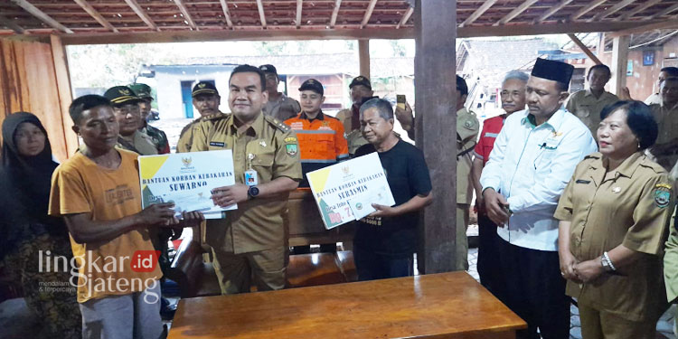 SIMBOLIS: Bupati Blora, Arief Rohman menyerahkan bantuan kepada korban kebakaran di Dukuh Cerme, Desa Tobo, Kecamatan Jati, Kabupaten Blora. (Istimewa/Lingkarjateng.id)