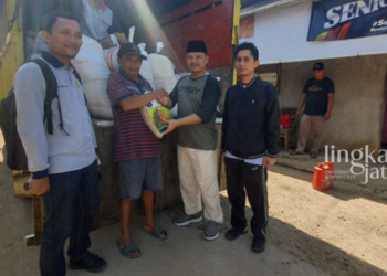 SIMBOLIS: Ketua Pembina Satgas TRC Dukuhseti yang juga Camat Dukuhseti, Agus Sunarko, S.STP., MSi., (kedua dari kanan) menyerahkan bantuan bibit kepada salah satu petani. (Istimewa/Lingkarjateng.id)