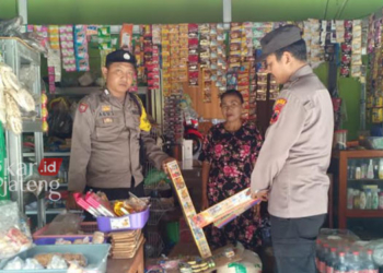 RAZIA Petasan: Petugas saat melakukan razia petasan di salah satu penjual kembang api di wilayah Kecamatan Tawangharjo, Kabupaten Grobogan. (Muhamad Ansori/Lingkarjateng.id)