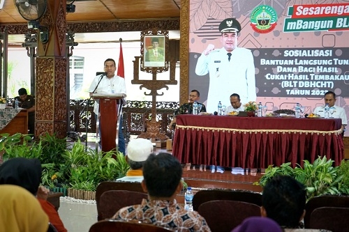 SOSIALISASI: Bupati Blora, Arief Arief Rohman saat menyampaikan arahannya dalam sosialisasi Bantuan Langsung Tunai (BLT) dari Dana Bagi Hasil Cukai Hasil Tembakau (DBHCHT) tahun 2023 di Pendopo Rumah Dinas Bupati, Selasa  (21/3/2023).