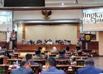 RAPAT PARIPURNA: Ketua DPRD Grobogan Agus Siswanto (dua dari kiri) saat memimpin jalannya sidang di Gedung Paripurna DPRD Grobogan, Rabu 15 Maret 2023. (Muhamad Ansori/Lingkarjateng.id)