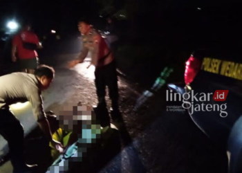 EVAKUASI: Petugas Polsek Wedarijaksa mengevakuasi mayat diduga korban kecelakaan di Jalan Kalongan, Desa/Kecamatan Trangkil, Kabupaten Pati pada Rabu, 8 Maret 2023 sejira jam 20.00 WIB. (Istimewa/Lingkarjateng.id)