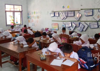 Disdikbud Batang Minta Sekolah Tiadakan Tes Calistung dari PPDB SD 26 BELAJAR: Ilustrasi siswa sekolah dasar sedang mengikuti kegiatan belajar mengajar. (Dok. Official Website Pemkab Batang/Lingkarjateng.id)