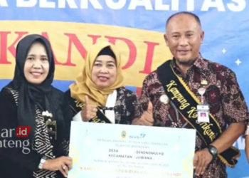 SIMBOLIS: Penjabat (Pj) Bupati Pati, Henggar Budi Anggoro saat meresmikan Kampung KB di Desa Genengmulyo, Kecamatan Juwana, Kabupaten Pati pada Jumat, 24 Februari 2023. (Dok. Instagram Diskominfo Pati/Lingkarjateng.id)