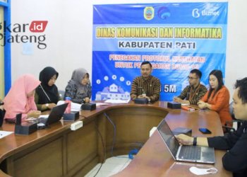KOORDINASI: Kepala Diskominfo Pati, Ratri Wijayanto (keempat dari kanan) memimpin koordinasi persiapan pembentukan Raperbup Diskominfo Pati bersama stakeholder terkait. (Dok. Humas Diskominfo Pati/Lingkarjateng.id)