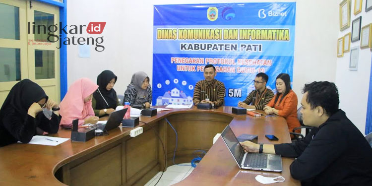 KOORDINASI: Kepala Diskominfo Pati, Ratri Wijayanto (keempat dari kanan) memimpin koordinasi persiapan pembentukan Raperbup Diskominfo Pati bersama stakeholder terkait. (Dok. Humas Diskominfo Pati/Lingkarjateng.id)