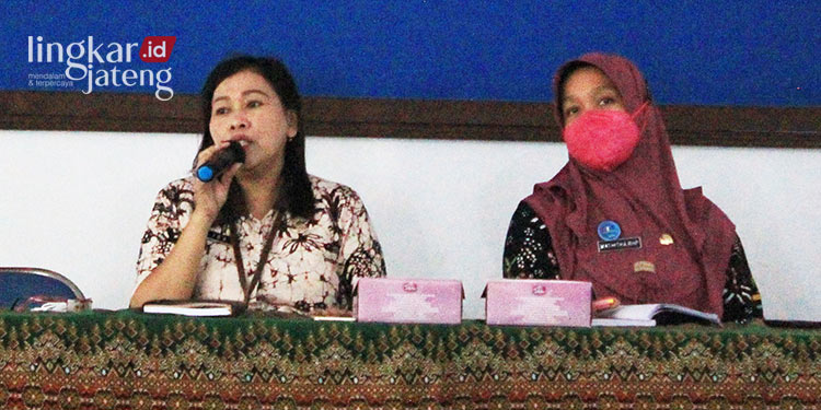 POTRET: Kabid Informasi Komunikasi dan Publikasi (IKP) Diskominfo Pati, Ida Istiani (kiri). (Official Website Diskominfo Pati/Lingkarjateng.id)