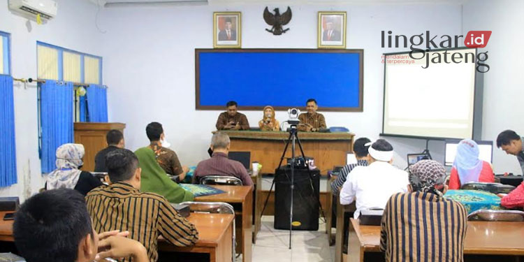 RAPAT: Kepala Diskominfo Pati, Ratri Wijayanto, (depan paling kanan) memimpin rapat di ruang rapat kantor Diskominfo Pati. (Facebook Diskominfo Pati/Lingkarjateng.id)