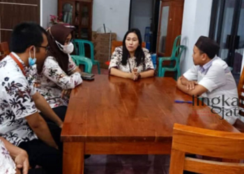 BIMTEK: Kabid Informasi dan Komunikasi Publik (IKP) Diskominfo Pati, Ida Istiani, saat memberikan Bimbingan Teknis (Bimtek) dan sosialisasi pembentukan Pejabat Pengelola Informasi dan Dokumentasi (PPID). (Dok. Facebook Diskominfo Pati/Lingkarjateng.id)