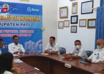RAPAT: Kepala Diskominfo Pati, Ratri Wijayanto (tengah) saat memimpin rapat peningkatan kedisiplinan. (Dok. Twitter Diskominfo Pati/ Lingkarjateng.id)