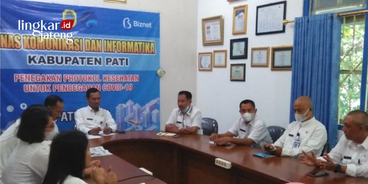 RAPAT: Kepala Diskominfo Pati, Ratri Wijayanto (tengah) saat memimpin rapat peningkatan kedisiplinan. (Dok. Twitter Diskominfo Pati/ Lingkarjateng.id)