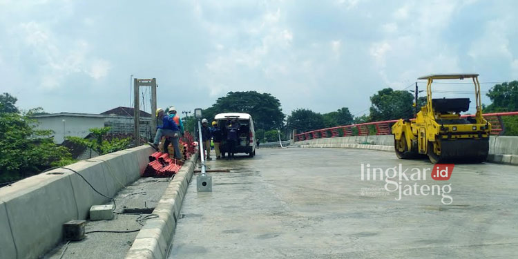 PROYEK PEMBANGUNAN: Proses pengerjaan Jembatan Juwana Kabupaten sudah masuk tahap pengaspalan pada Kamis, 30 Maret 2023. (Khairul Mishbah/Lingkarjateng.id)