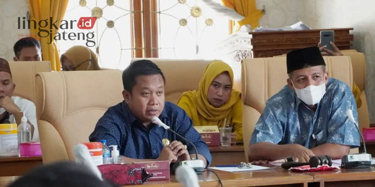 Anggota Komisi C DPRD Pati, Teguh Bandang Waluyo (kiri). (Arif Febriyanto/Lingkarjateng.id)