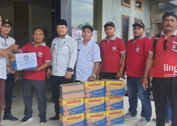 FOTO BERSAMA: Camat Dukuhseti, Agus Sunarko (baju putih berpeci) foto bersama PPDI Dukuhseti. (Istimewa/ Lingkarjateng.id)