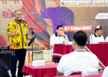 Pj Bupati Pati, Henggar Budi Anggoro, saat membuka acara Pelatihan Penanganan Cedera Olahraga di GOR Pesantenan Pati pada Selasa, 7 Maret 2023. (Dok. Humas Pemkab Pati/Lingkarjateng.id)