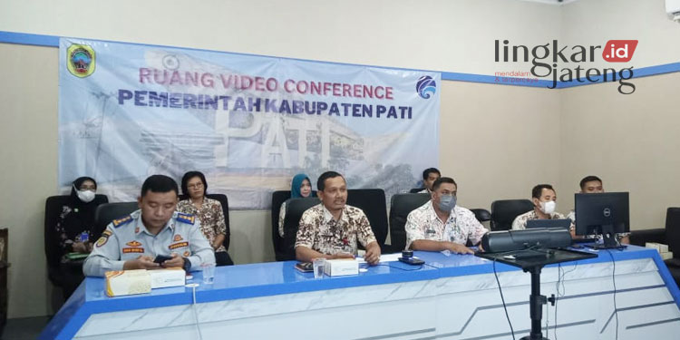 RAPAT: Kepala Diskominfo Pati, Ratriwijayanto (kedua dari kiri) saat menghadiri evaluasi Smart City dengan Pemerintah Kabupaten Pati. (dok. Diskominfo Pati/Lingkarjateng.id)