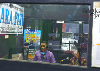 DIALOG INTERAKTIF: Perwakilan Bank Jateng saat berdialog di Radio Suara Pati terkait sosialisasi layanan KUR. (Dok. Instagram Diskominfo Pati/Lingkarjateng.id)