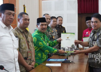 LAUNCHING: Sekda Jepara Edy Sujatmiko (pakai batik hijau) melakukan pencanangan Gerakan Bulan Sedekah Baznas di Gedung Shima Jepara pada Jumat, 24 Maret 2023. (Tomi Budianto/Lingkarjateng.id)