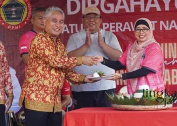 SIMBOLIS: Pj Bupati Batang, Lani Dwi Rejeki menghadiri HUT ke-49 PPNI Batang di Gor Sarengat Batang, Kabupaten Batang pada Jumat, 17 Maret 2023. (Official Website Pemkab Batang/Lingkarjateng.id)