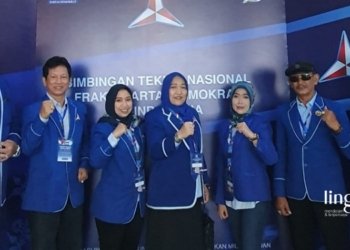 BERSINERGI: Ketua DPC Partai Demokrat Kabupaten Pati, Joni Kurnianto (paling kiri) bersama enam kader Demokrat menghadiri Rapimnas Partai Demokrat 2023 di Stadium Tennis Indoor Senayan, Jakarta pada Selasa, 14 Maret 2023. (Istimewa/Lingkarjateng.id)