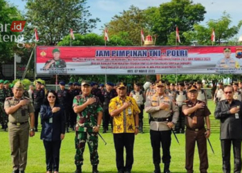 BERSINERGI: Penjabat (Pj) Bupati Pati, Henggar Budi Anggoro foto bersama Kapolresta Pati, Dandim 0718 Pati usai apel sinergitas TNI-Polri di Alun-Alun Pati pada Selasa, 7 Maret 2023. (Khairul Mishbah/Lingkarjateng.id)