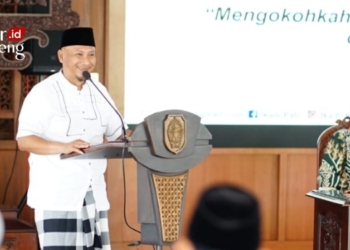 SAMBUTAN: Penjabat (Pj) Bupati Pati, Henggar Budi Anggoro, menyampaikan sambutan dalam acara pelantikan Pengurus Daerah Ikatan Da'i Indonesia (IKADI) Kabupaten Pati di Pendopo Kabupaten Pati pada Minggu, 5 Maret 2023. (Dok. Humas Pemkab Pati/Lingkarjateng.id)