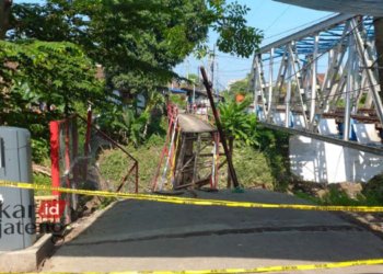 TERPUTUS: Kondisi Jembatan Sasak Desa Nawangsari, Kecamatan Weleri, Kabupaten Kendal yang tak kunjung diperbaiki. (Arvian Maulana/Lingkarjateng.id)