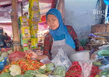 MENJUAL: Salah satu pedagang di Pasar Karangayu, Rustiyah saat berjualan pada Senin, 13 Maret 2023. (Adimungkas/Lingkarjateng.id)