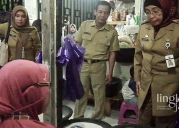 SIDAK: Pj Bupati Batang, Lani Dwi Rejeki sidak stok dan harga pangan di Pasar Batang, Kabupaten Batang pada Senin, 20 Maret 2023. (Official Website Pemkab Batang/Lingkarjateng.id)